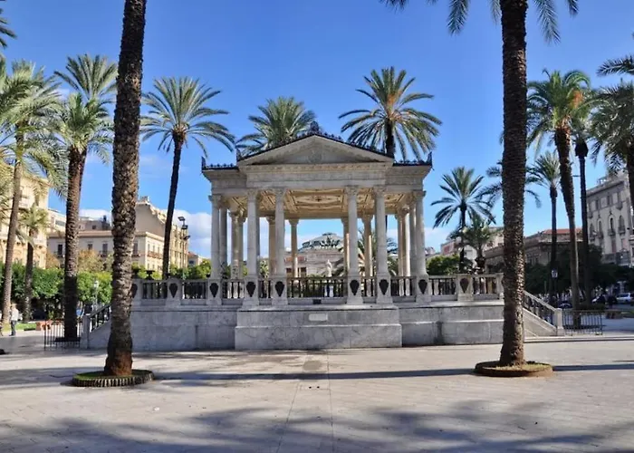 Room And Private Bathroom Between Mondello Beach And Old Town! Free Park! Palermo, Italia