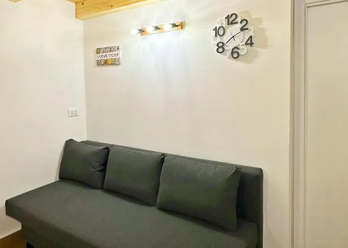 M&F Home Palermo, Italia