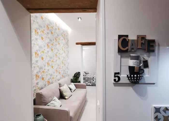 Via Vittorio Emanuele Apt Palermo, Italia