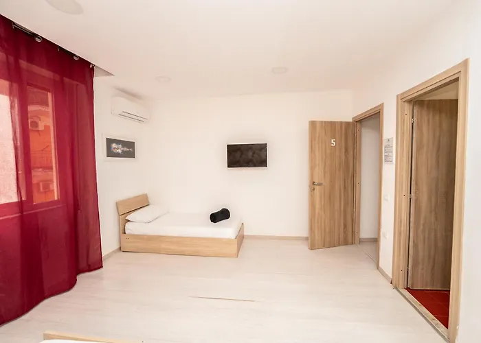 Central Room 128L Palermo