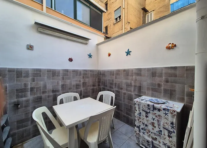 Villa Ad 1 passo dal mare Mondello Palermo, Italia